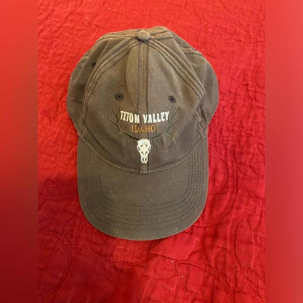 Oura Brown Cap with Embroidered Design